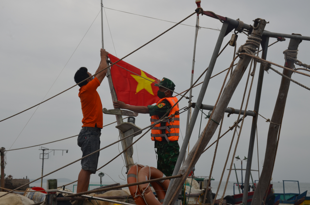 CBCS Hải đội 2 giúp ngư dân treo cờ Tổ quốc.