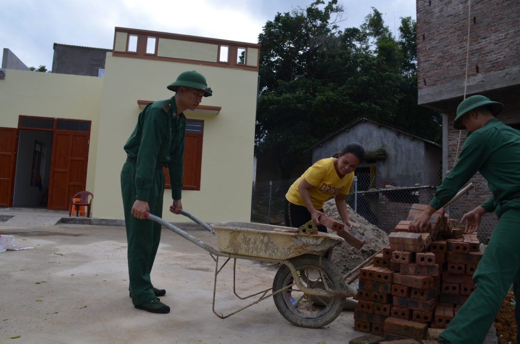 CBCS Đồn Biên phòng cửa khẩu Hoành Mô giúp nhân dân trên địa bàn sửa chữa nhà ở.
