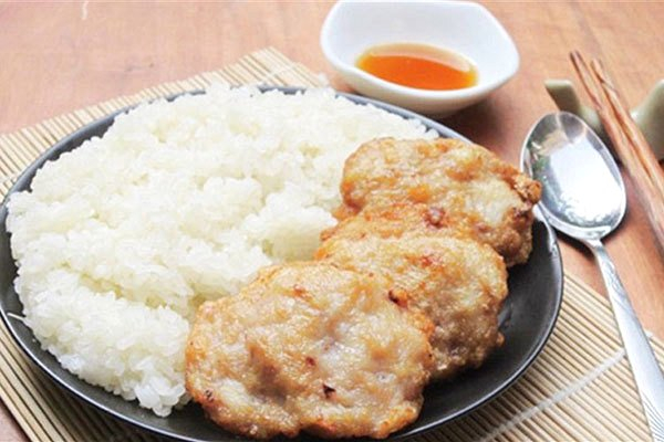 The combination of the newly harvested plain rice and fried squid pies’ unique flavor is a great way to indulge in the world of sea food cuisine.
