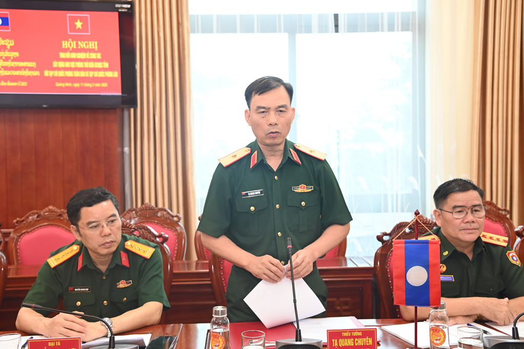 Thiếu tướng Tạ Quang Chuyên - Tổng Biên tập Tạp chí Quốc phòng toàn dân, phát biểu tại buổi trao đổi.