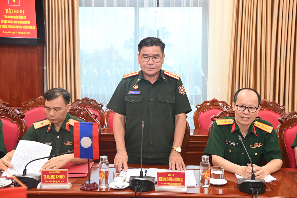Đồng chí Đại tá Thimsao Duangchampa, Tổng biên tập Tạp chí Quốc phòng QĐND Lào, phát biểu tại buổi trao đổi.