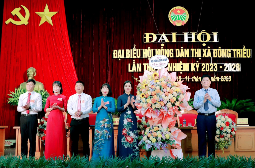 Đồng chí Đỗ Ngọc Nam - Uỷ viên BCH TW Hội ND Việt Nam, Chủ tịch Hội Nông dân tỉnh tăng hoa chúc mừng Đại hội (Ảnh: Hội ND TX Đông Triều cung cấp).