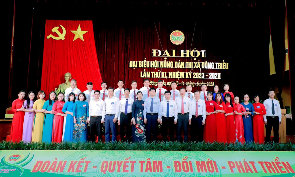 Các đại biểu chụp ảnh với Ban Chấp hành Hội Nông dân Thị xã Đông Triều khóa XI, nhiệm kỳ 2023 - 2028 (Ảnh: Hội ND TX Đông Triều cung cấp). 