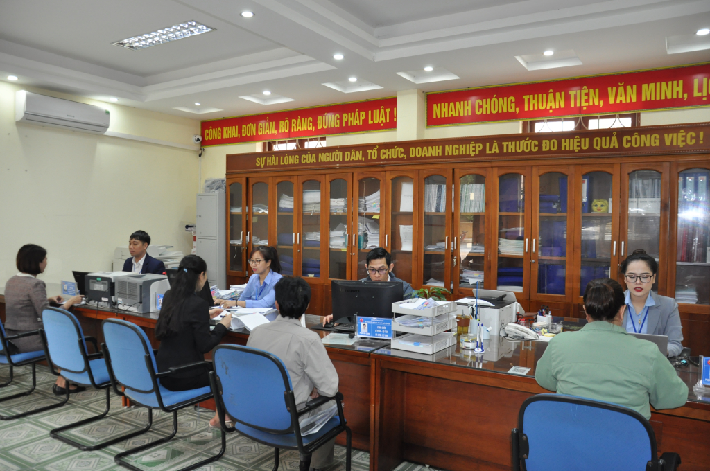 Bộ phận tiếp nhận và trả kết quả hiện đại phường Hải Hòa (TP Móng Cái) được kiện toàn cả về thiết bị và nhân lực, tạo thuận lợi cho người dân đến giải quyết TTHC.