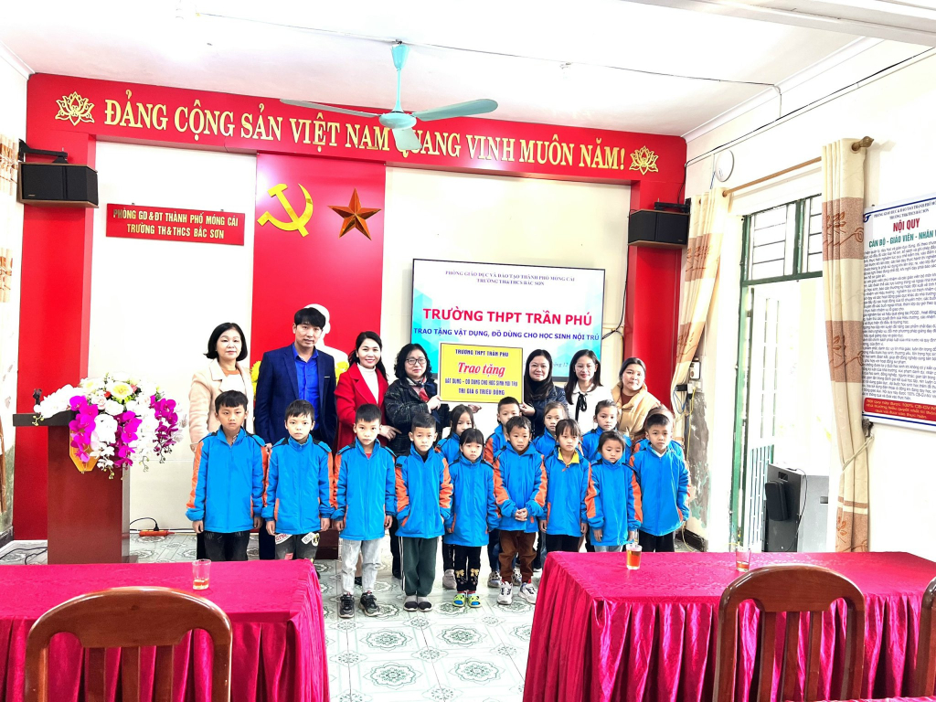 Hội Chữ thập đỏ Trường THPT Trần Phú tặng quà cho học sinh có hoàn cảnh khó khăn tại xã Bắc Sơn, tháng 12/2022 (Ảnh: Trường THPT Trần Phú cung cấp)