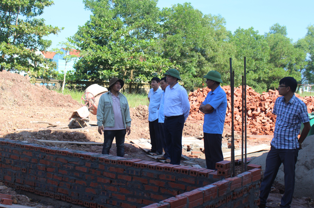 Thường trực HĐND huyện Đầm Hà giám sát việc đầu tư công trình  Trường THCS xã Đầm Hà