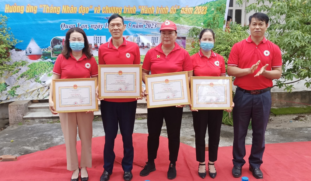 Lãnh đạo Hội Chữ thập đỏ huyện Vân Đồn tặng giấy khen cho tập thể, cá nhân có thành tích trong hoạt động phong trào HMTN.