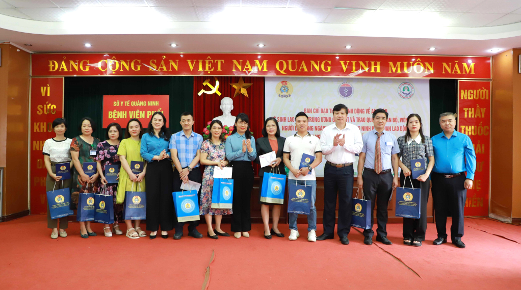 10 nhân viên y tế mắc các bệnh nghề nghiệp của Quảng Ninh được tặng các phần quà hỗ trợ, động viên từ Bộ Y tế. 
