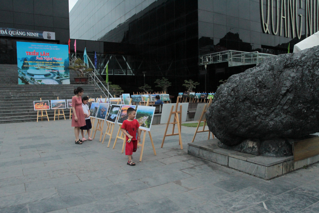 Triển lãm được bố trí gần điểm tham quan của du khách khi đến với Bảo tàng Quảng Ninh.