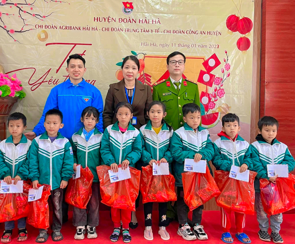 Đại uý Nguyễn Thành Công trao quà cho các em nhỏ có hoàn cảnh khó khăn ở huyện Hải Hà.