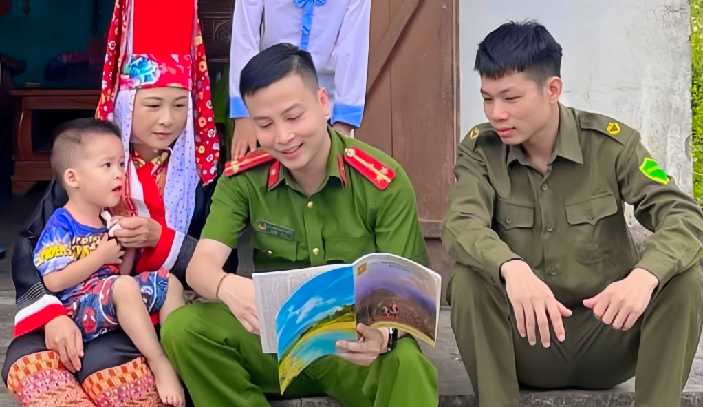 Đại uý Nguyễn Thành Công đọc sách cho bà con tại địa phương