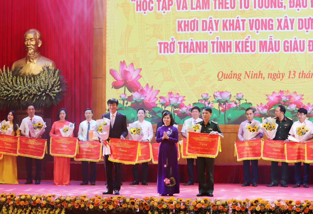 Đồng chí Trịnh Thị Minh Thanh, Phó Bí thư Thường trực Tỉnh ủy trao giải Nhất cho 2 đội thi của Đảng bộ Bộ đội Biên phòng tỉnh và Đảng bộ TX Đông Triều .