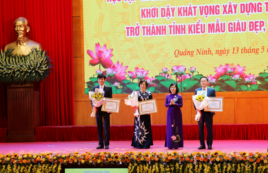 Đồng chí Trịnh Thị Minh Thanh, Phó Bí thư Thường trực Tỉnh ủy trao Bằng khen của BTV Tỉnh ủy cho 3 Đảng bộ vì có thành tích xuất sắc trong triển khai tổ chức cuộc thi.
