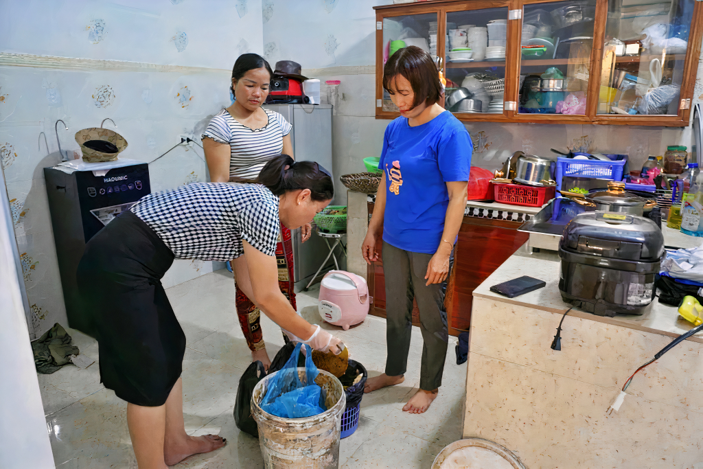 Chi hội phụ nữ khu 2, thị trấn Cô Tô (huyện Cô Tô) tiến hành phân loại rác thải sinh hoạt tại gia đình.
