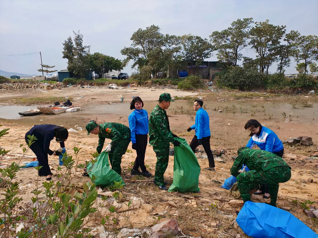 Lực lượng ĐVTN tham gia chiến dịch Hãy làm sạch biển tại cảng Ghềnh Võ, huyện Hải Hà.