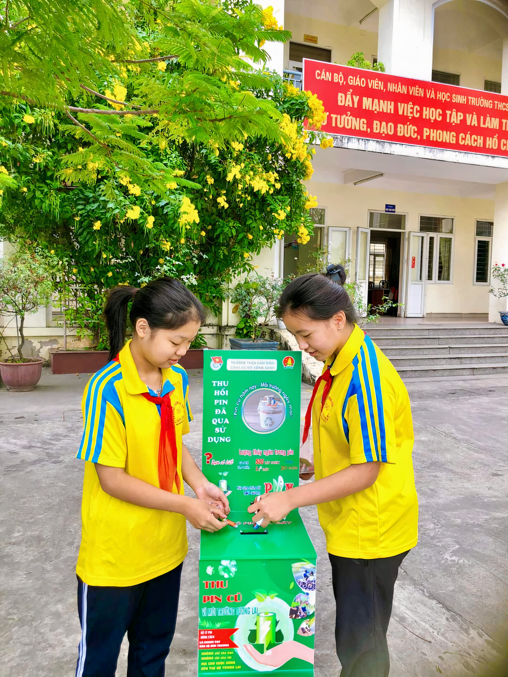 Mô hình thu gom pin cũ của CLB Sống xanh trường THCS Cẩm Bình (TP Cẩm Phả) nhận được sự hưởng ứng tích cực của giáo viên và học sinh.