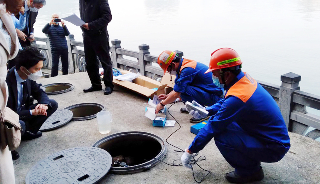 Đoàn chuyên gia của Cơ quan Hợp tác Quốc tế Nhật Bản (JICA) kiểm tra hoạt động, khả năng xử lý nước thải của thiết bị Jokaso tại đảo Ti-tốp. Ảnh: Tạ Quân