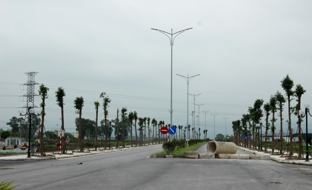 Dự án tuyến đường trung tâm TX Đông Triều chưa hoàn thành. Ảnh: Mạnh Trường