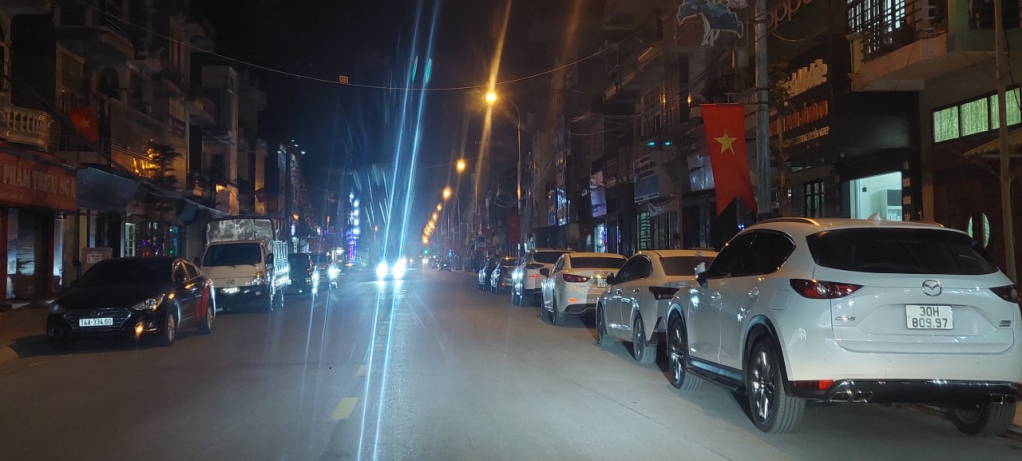 Tình trạng dừng, đỗ xe dưới lòng đường đoạn qua trung tâm thị trấn Quảng Hà tiềm ẩn nhiều nguy cơ dẫn đến mất ATGT