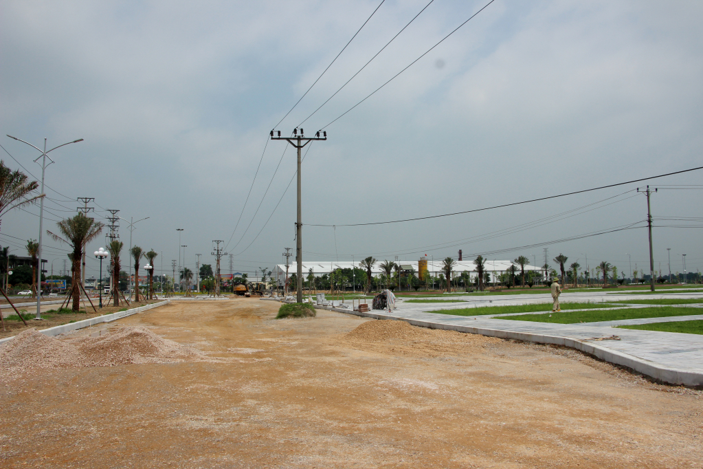 Dự án Quảng trường Trung tâm TX Đông Triều vẫn còn vướng mắc đường điện chưa di chuyển, ảnh hưởng đến tiến độ thực hiện dự án.