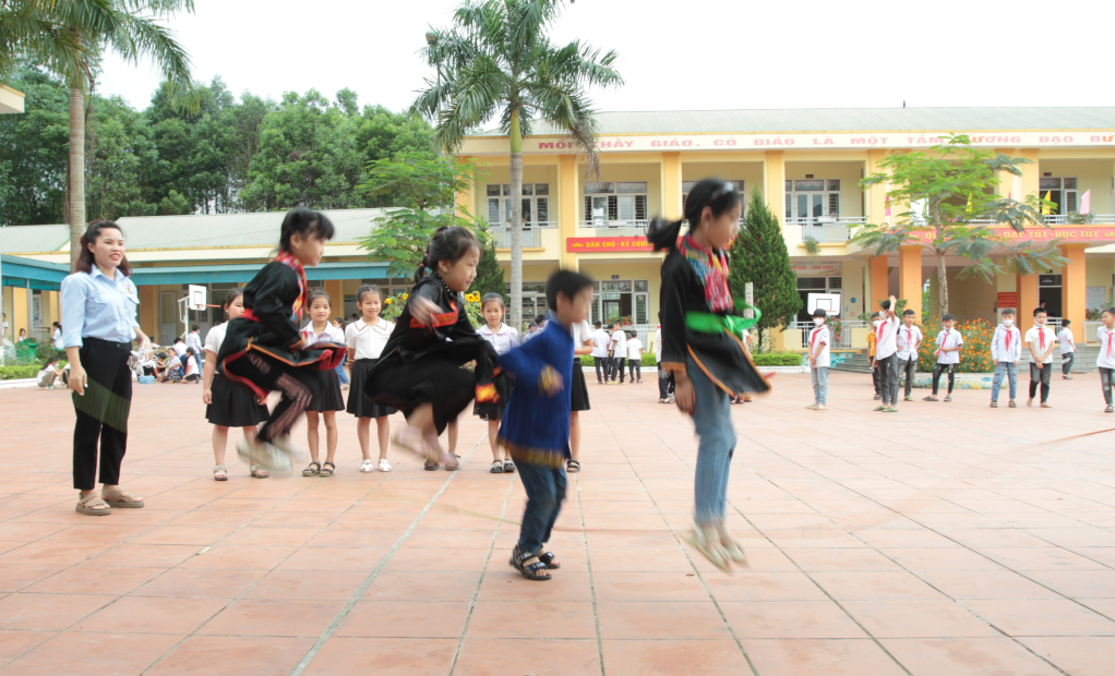 Trẻ em dân tộc Dao xã Đồn Đạc huyện Ba Chẽ chơi trò nhảy dây sau giờ học.