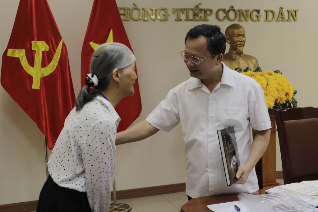 Đồng chí Cao Tường Huy, Quyền Chủ tịch UBND tỉnh trò chuyện, chia sẻ với công dân.