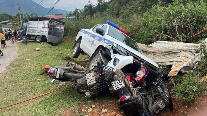 Lai Châu: Xe CSGT công an huyện đâm hư hỏng nhiều phương tiện 1