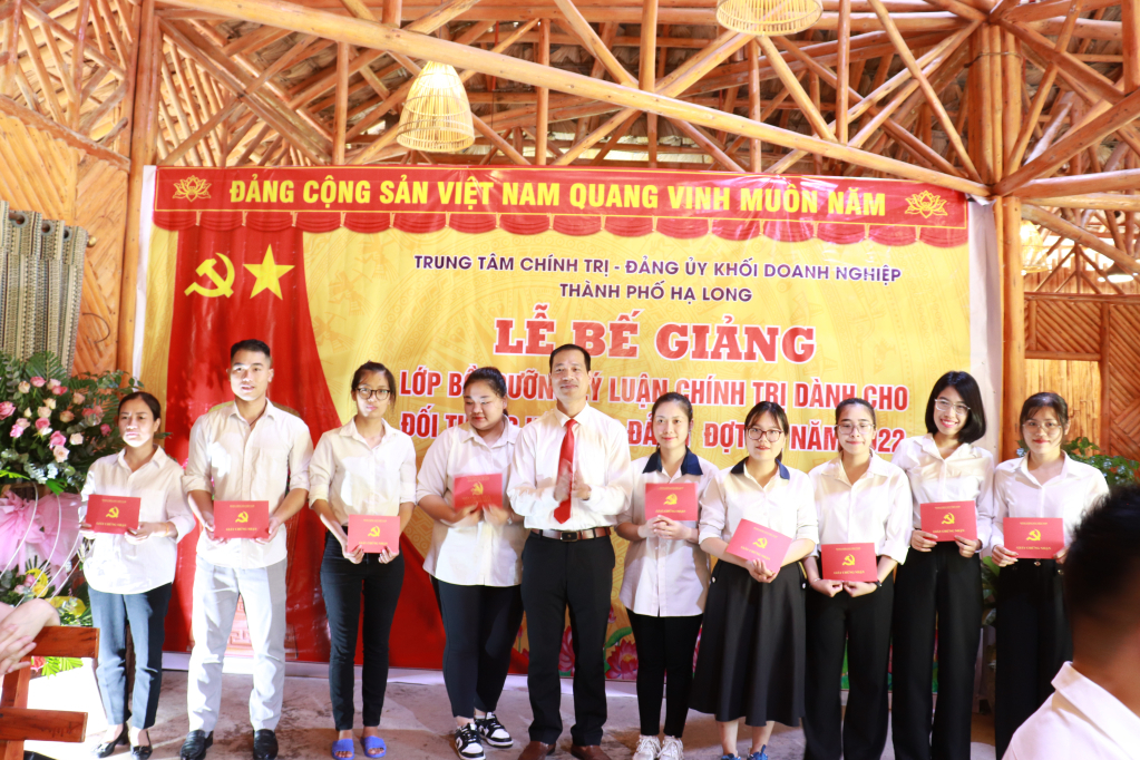 Trung tâm chính trị thành phố trao giấy chứng nhận bồi dưỡng nhận thức về Đảng cho các học viên của các chi, đảng bộ trực thuộc Đảng ủy khối Doanh nghiệp TP Hạ Long, tháng 9/2022. Ảnh: Hoàng Quỳnh