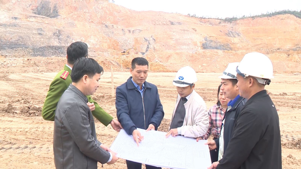 Uỷ ban MTTQ TP Hạ Long tiến hành giám sát cộng đồng về khai thác các mỏ đất phục vụ san lấp các dự án trên địa bàn thành phố. Ảnh: Huy Phương (Trung tâm TT- VH Hạ Long)