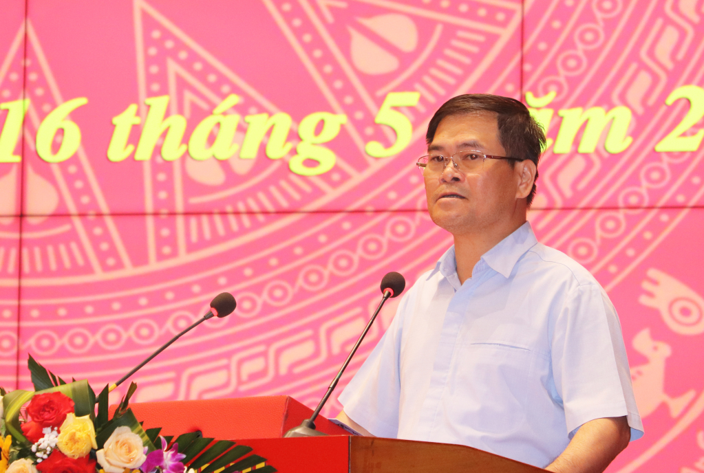 Đồng chí Bùi Văn Khắng, Phó Chủ tịch UBND tỉnh phát biểu tại hội nghị.