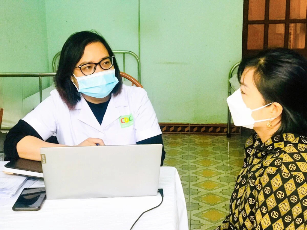 Bác sĩ khoa Chăm sóc sức khỏe bà mẹ, trẻ em (CDC Quảng Ninh) tư vấn cho phụ nữ xã Thượng Yên Công về chăm sóc SKSS.