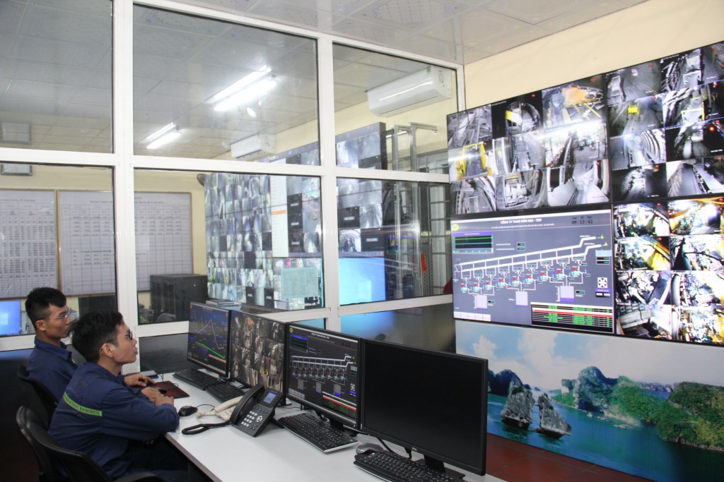 Ngày 25/4, Công ty Than Hòn Gai gắn biển đưa vào sử dụng công trình Hệ thống điều khiển tập trung tuyến vận tải băng tải trong lò từ mức -160m lên MB+24m khu Giáp Khẩu.