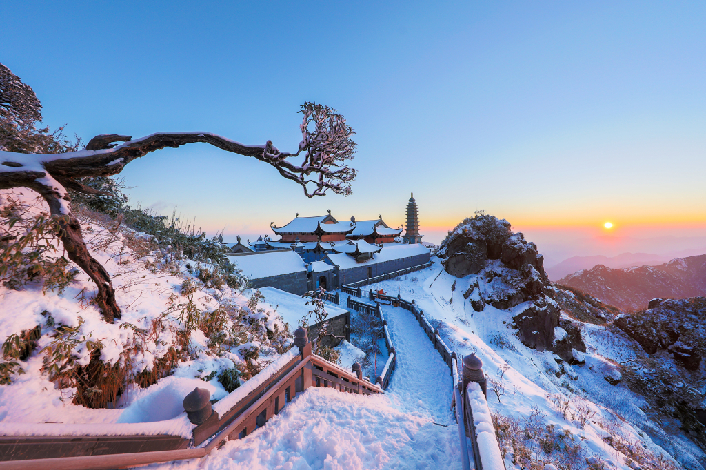 A snow blanket on the summit of Fansipan. Credit: Vu Minh Quan