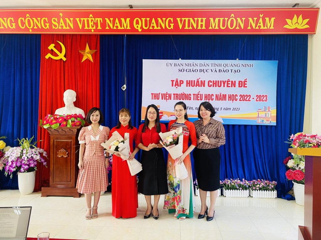Lãnh đạo Sở GD&ĐT tỉnh tặng hoa cho 2 giáo viên tham gia thực hành tiết đọc chuyên đề tại buổi tập huấn