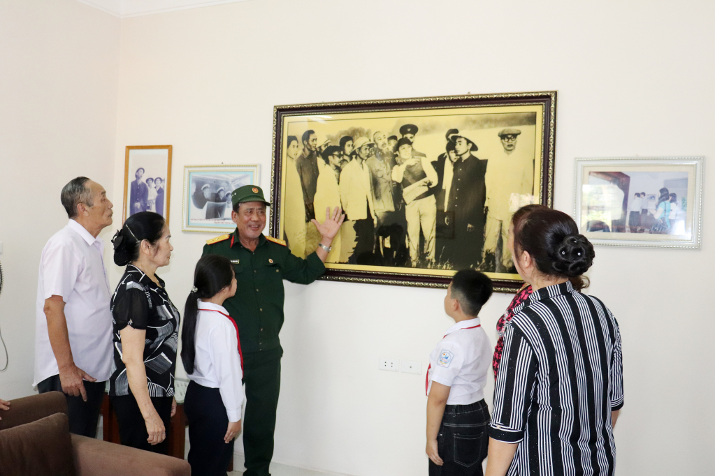 Nhân dân đến thăm Khu Lưu niệm Bác Hồ trên đảo Tuần Châu.