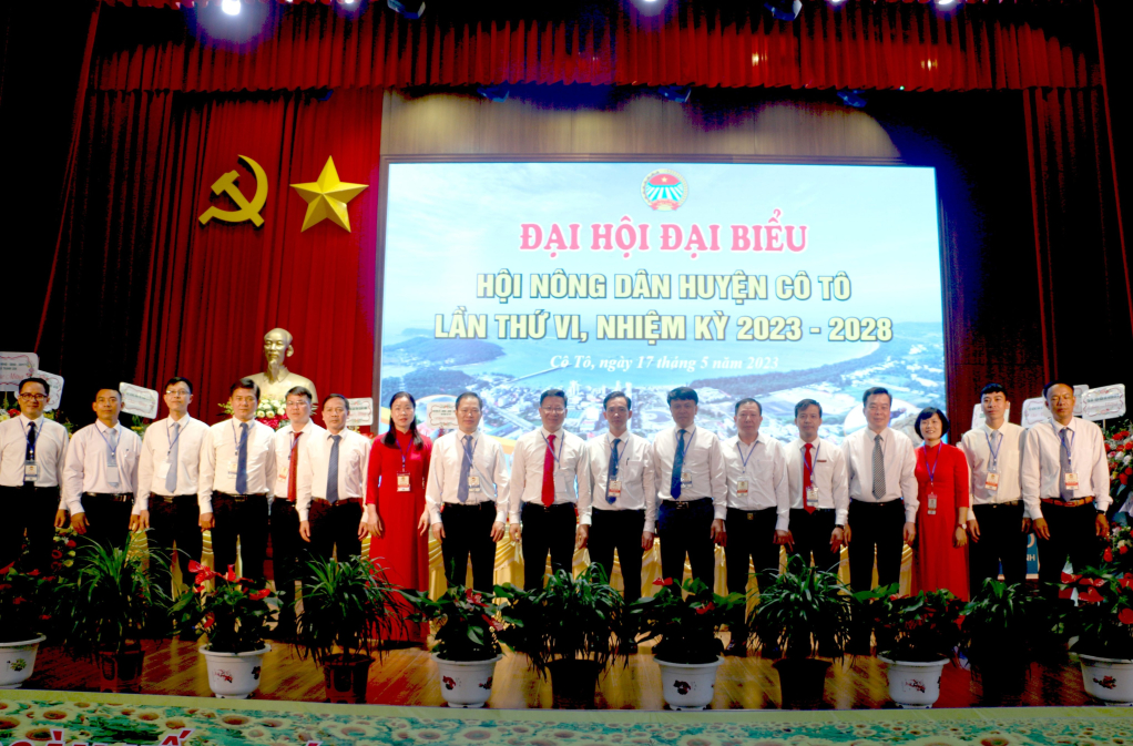 Lãnh đạo Hội Nông dân tỉnh và huyện Cô Tô chúc mừng BCH Hội Nông dân huyện Cô Tô khóa VI, nhiệm kỳ 2023 – 2028.