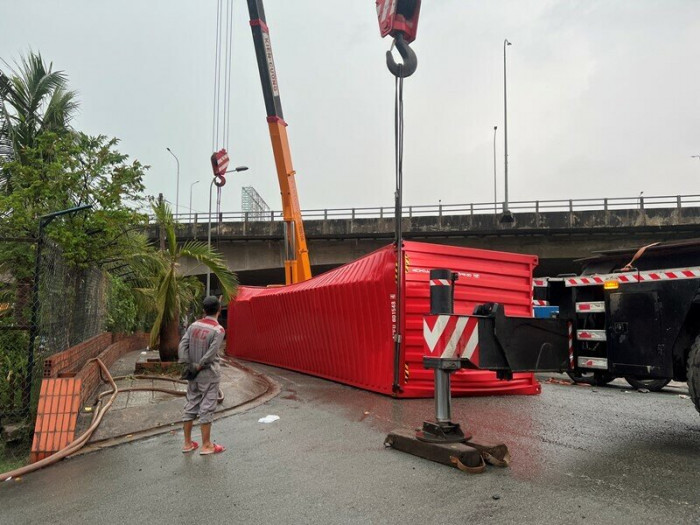 Xe container lật nhào dưới gầm cầu Đồng Nai 2