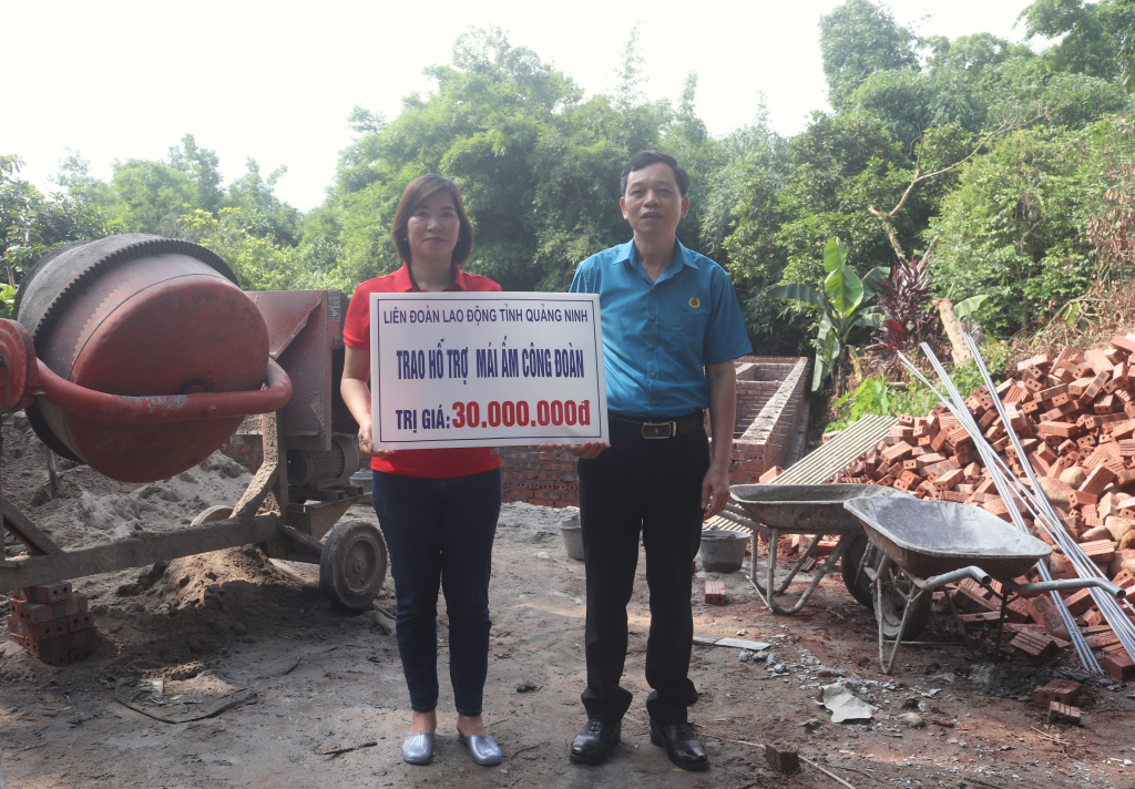 Đồng chí Dương Văn Tô - Chủ tịch LĐLĐ huyện trao hỗ trợ Mái ấm Công đoàn cho chị Đồng Thị Thanh Giang