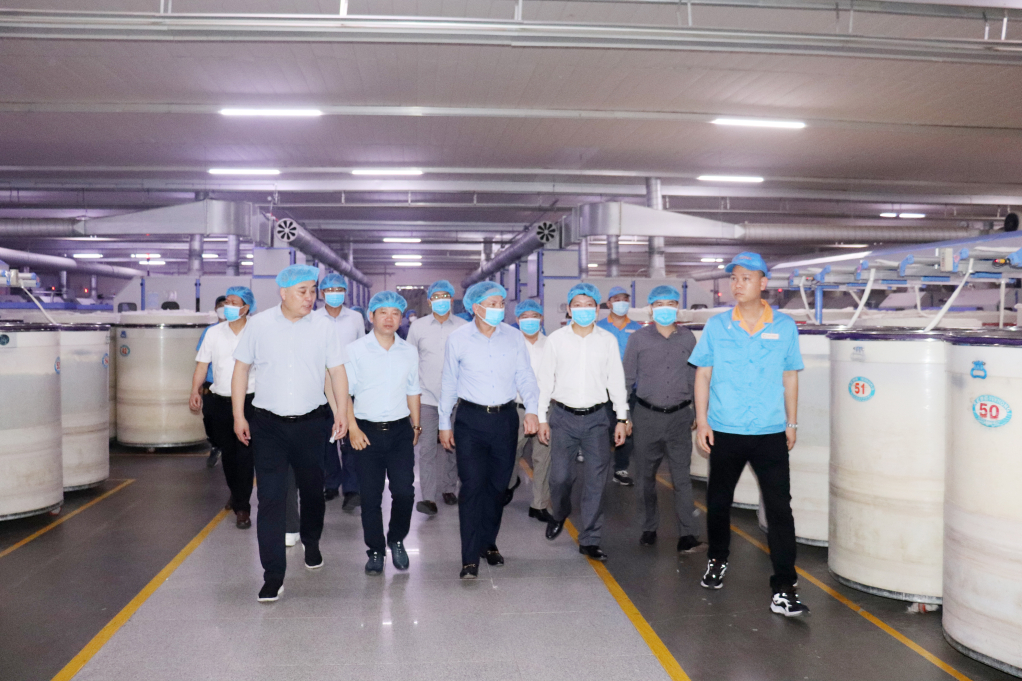 Đồng chí Bí thư Tỉnh dành thời gian đến thăm Nhà máy sản xuất sợi Texhong Ngân Hà trong KCN Cảng biển Hải Hà.