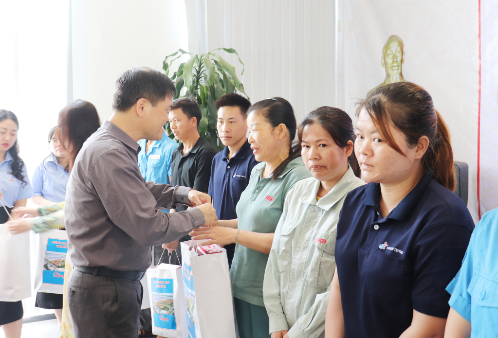 Đồng chí Bùi Văn Khắng, Phó Chủ tịch UBND tỉnh tặng quà cho công nhân có hoàn cảnh khó khăn.