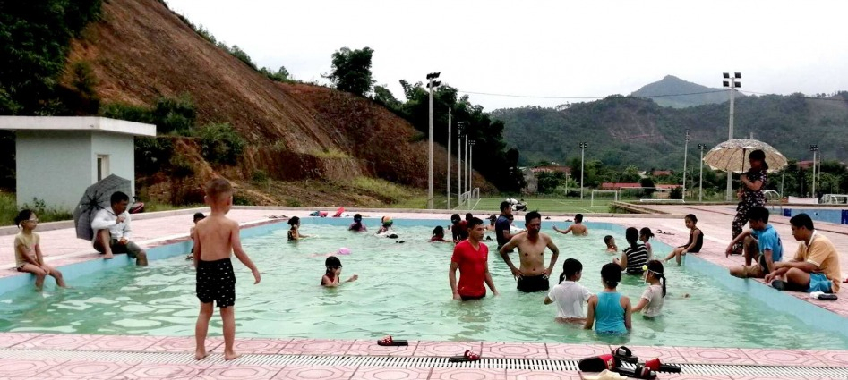Lớp học bơi dành cho trẻ em tại bể bơi Trung tâm vui chơi thanh, thiếu niên thị trấn Ba Chẽ. Ảnh: Trung tâm TTVH huyện cung cấp.