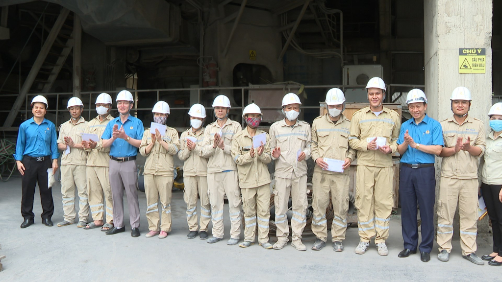 Lãnh đạo Công đoàn ngành Xây dựng Quảng Ninh tặng quà cho CNLĐ Công ty CP Xi măng và Xây dựng Quảng Ninh dịp Tháng Công nhân năm 2023.