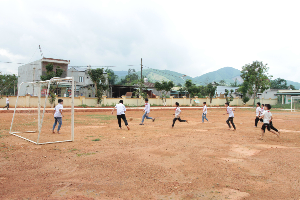 Hè này, huyện Ba Chẽ sẽ mở lớp năng khiếu bóng đá cho trẻ em. Trong ảnh: Học sinh Trường Tiểu học Đồn Đạc đá bóng.