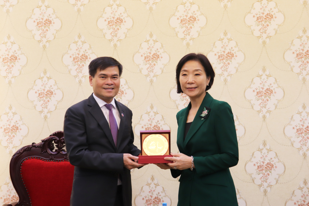 Phó Chủ tịch UBND tỉnh Bùi Văn Khắng tặng quà lưu niệm cho Đại sứ Hàn Quốc tại Việt Nam nhằm tăng thêm tình hữu nghị, hợp tác giữa hai bên.