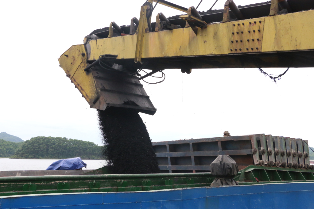 Hoạt động bốc rót than tại Kho Cảng Hóa chất Mông Dương (Công ty Kho vận và Cảng Cẩm Phả).