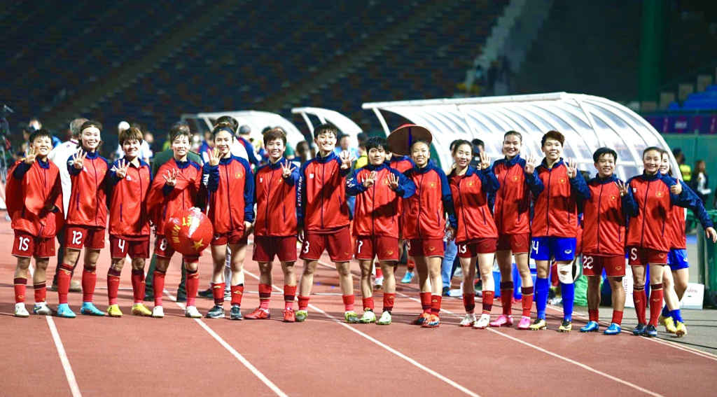 Là một trong các cầu thủ thi đấu nổi bật trong trận chung kết bóng đá nữ gặp Myanmar, Diễm My (thứ 10, từ trái sang) đóng góp quan trọng cùng tuyển nữ Việt Nam vô địch Sea games 4 lần liên tiếp. 