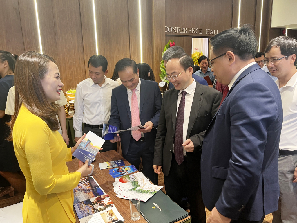 Lãnh đạo Sở Du lịch tỉnh Quảng Ninh trao đổi thông tin về các sản phẩm du lịch mới với lãnh đạo các địa phương tham dự hội nghị du lịch tại TP Hồ Chí Minh đầu tháng 4 vừa quá.