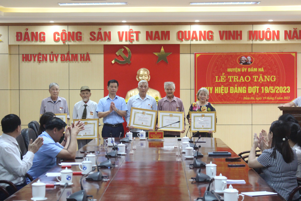 Đồng chí Đặng Văn Tuấn – Phó Bí thư Thường trực Huyện ủy, Chủ tịch HĐND huyện trao Huy hiệu cho đảng viên 30 và 40 năm tuổi Đảng.