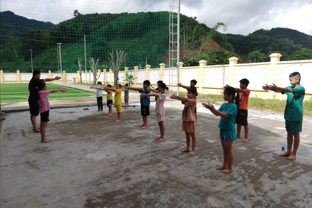 Chương trình dạy bơi miễn phí được đông đảo phụ huynh và các em nhỏ trên địa bàn huyện hưởng ứng
