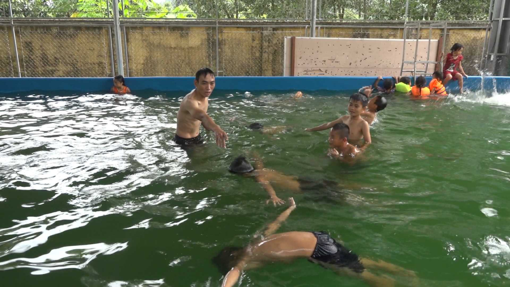 Các lớp học bơi góp phần nâng cao nhận thức về bảo đảm an toàn tính mạng cho trẻ. 